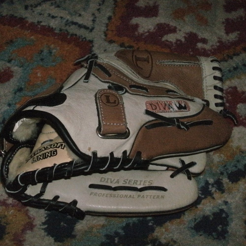 Louisville Slugger DIVA 12 Inch Left-Hand Fielding Glove DV1200P Tan & Cream